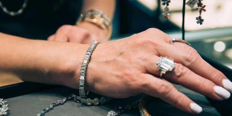 buying diamond bracelets cover1 Introduction to Gold Tennis Bracelets with Diamonds